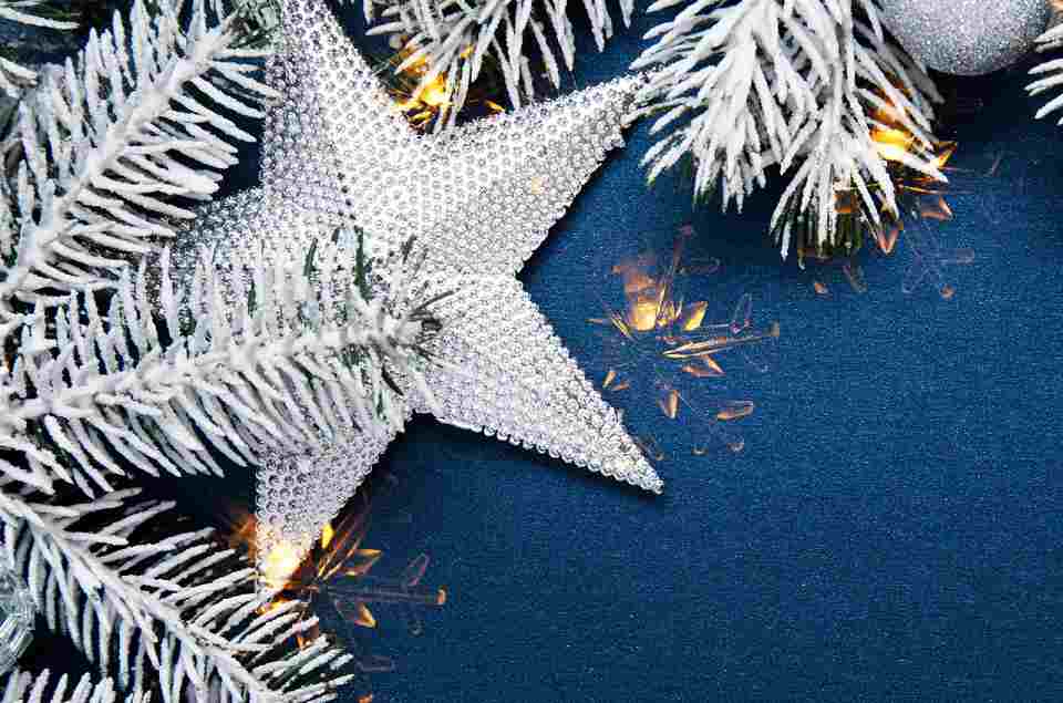 Farbenfroher Schmuck zu Weihnachten